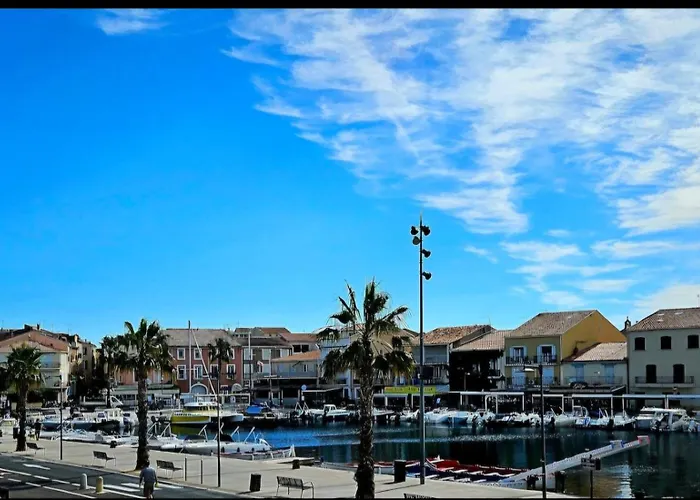 Sur Le Port De *